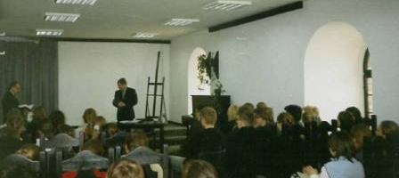 11.03.2004-Spotkanie uczniów szkół średnich z prof. Stanisławem Achremczykiem  Drogi do niepodległości 
